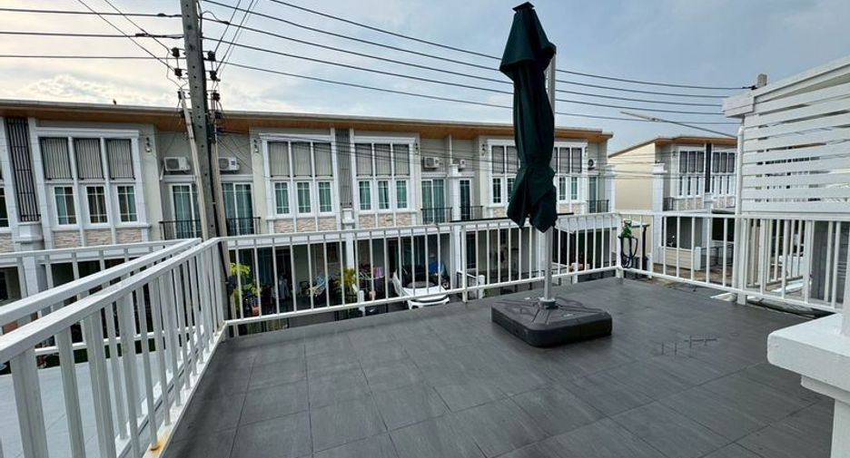 For sale 4 bedrooms townhouse in East Pattaya, Pattaya