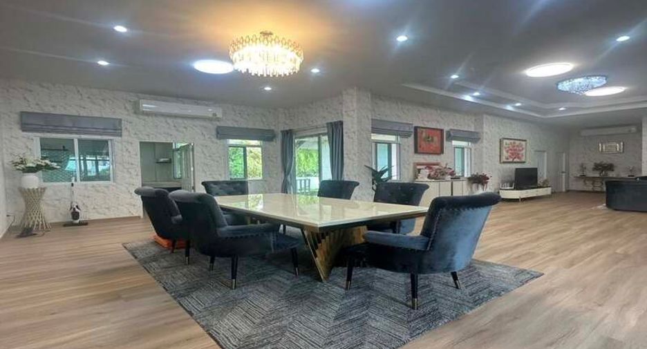 For rent 6 bedrooms villa in Huay Yai, Pattaya
