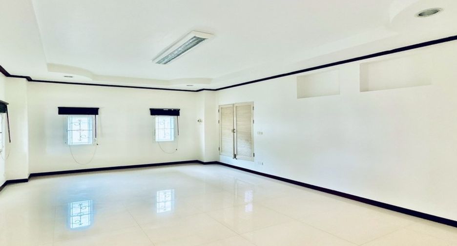 For sale 4 bedrooms house in Jomtien, Pattaya