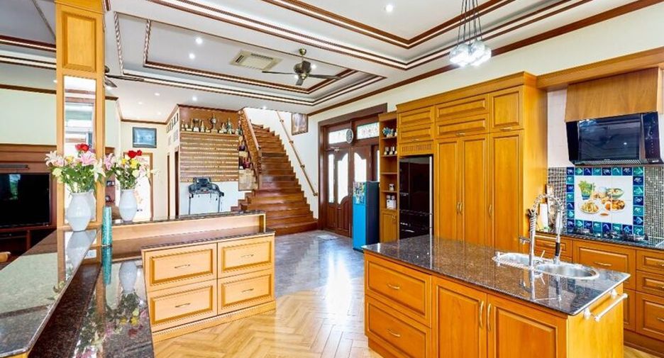 For sale 6 bedrooms villa in East Pattaya, Pattaya