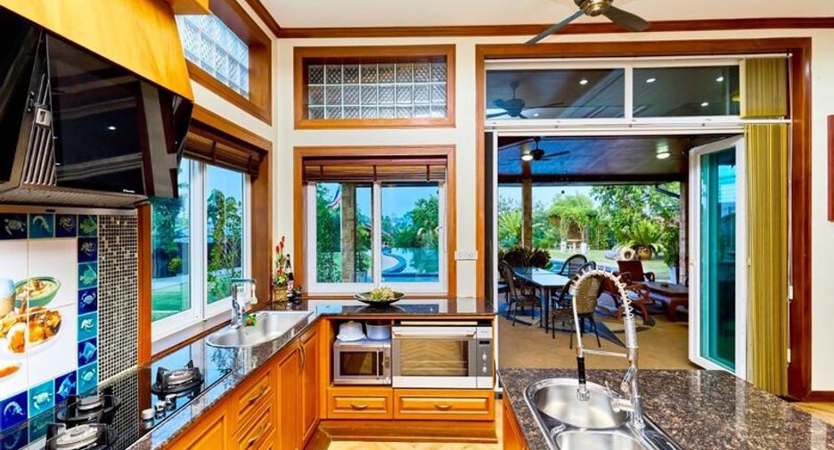 For sale 6 bedrooms villa in East Pattaya, Pattaya