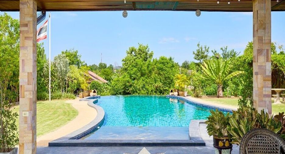 For sale 6 bedrooms villa in East Pattaya, Pattaya