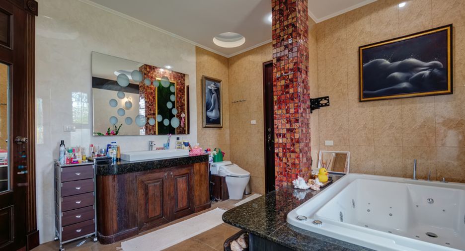 For sale 7 bedrooms villa in Sattahip, Chonburi