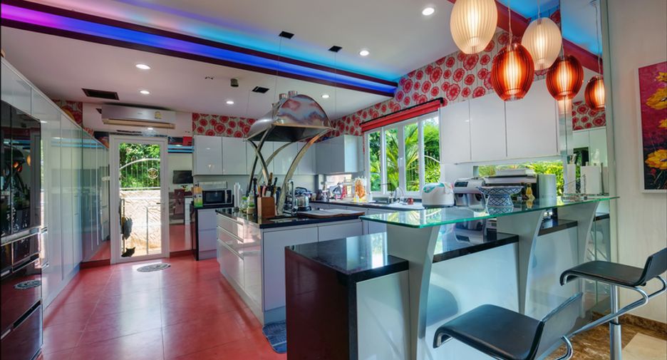 For sale 7 bedrooms villa in Sattahip, Chonburi