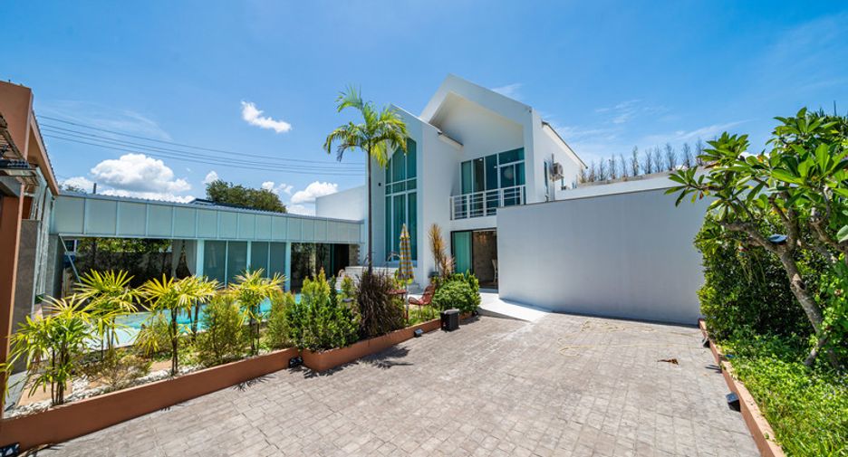 For sale 4 bedrooms villa in East Pattaya, Pattaya