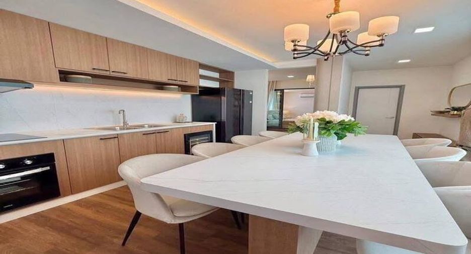 À vendre 4 chambres villa à Huay Yai, Pattaya