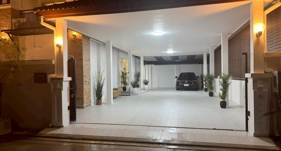 For sale 5 bedrooms villa in East Pattaya, Pattaya