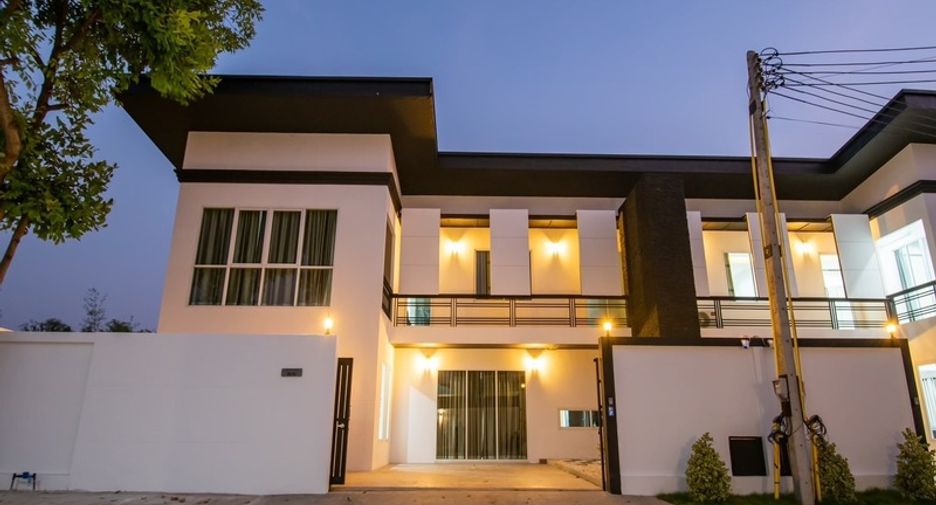 À vendre 4 chambres villa à Huay Yai, Pattaya