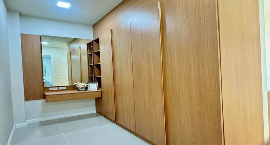 À vendre 4 chambres villa à Huay Yai, Pattaya