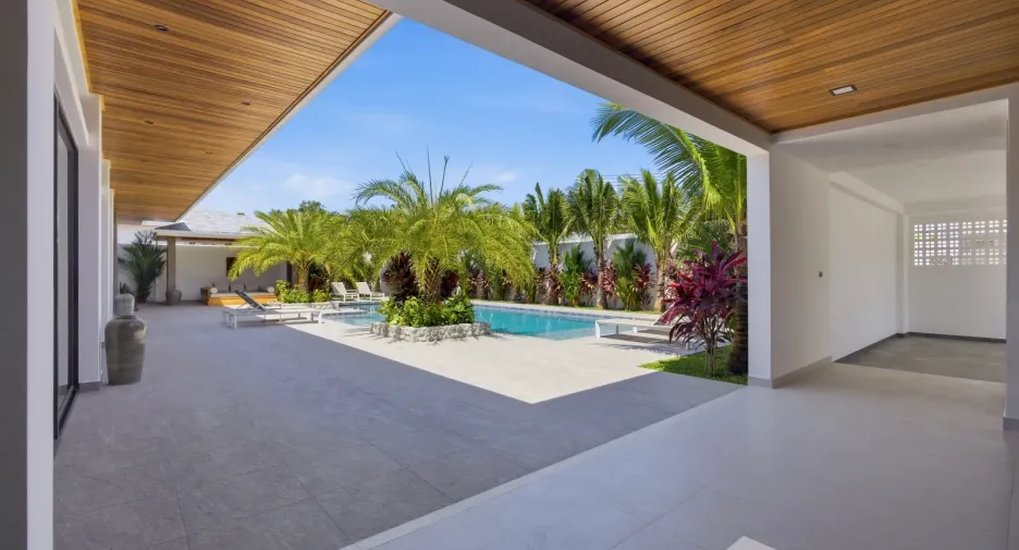 For rent 4 bedrooms villa in Mueang Phuket, Phuket