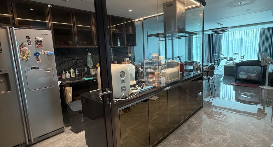For sale 2 bedrooms condo in Phaya Thai, Bangkok
