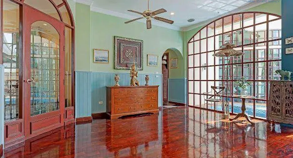 For sale 6 bedrooms villa in East Pattaya, Pattaya