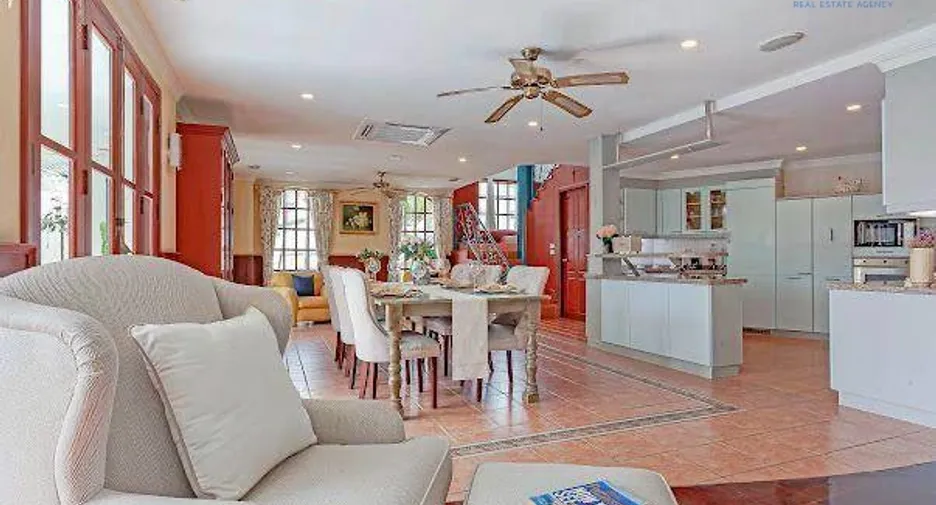 For sale 6 bedrooms villa in East Pattaya, Pattaya