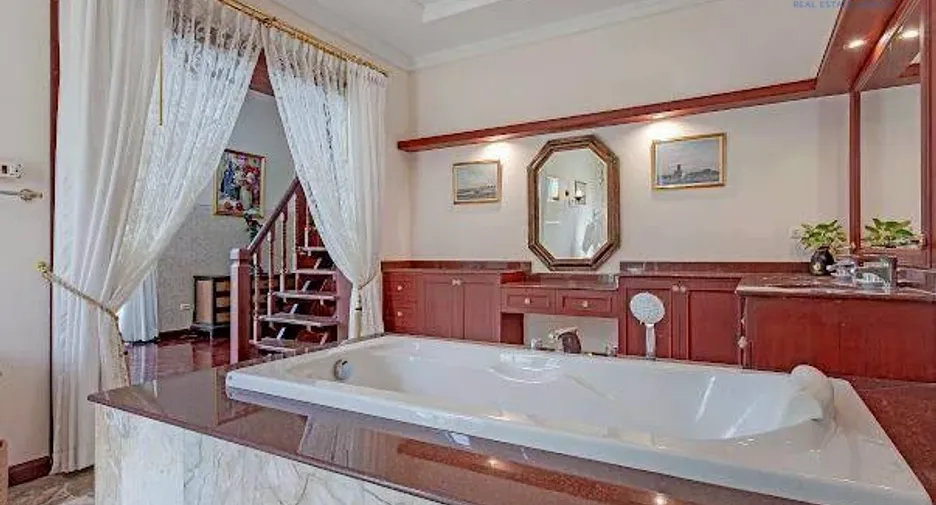 For sale 6 bedrooms villa in East Pattaya, Pattaya