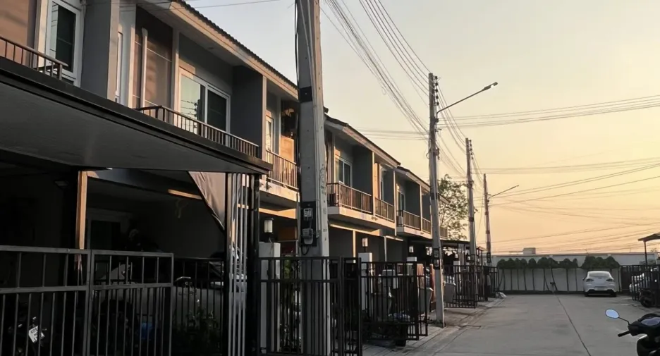 For sale 3 bedrooms townhouse in East Pattaya, Pattaya