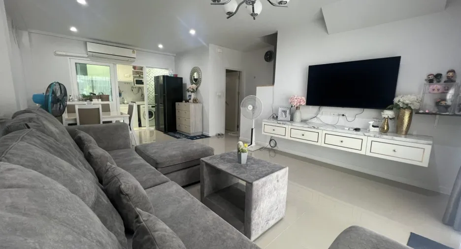 For sale 3 bedrooms townhouse in East Pattaya, Pattaya
