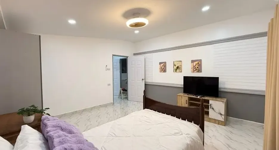 For sale 4 bedrooms house in East Pattaya, Pattaya