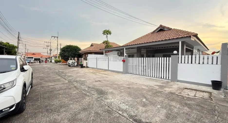 For sale 4 bedrooms house in East Pattaya, Pattaya
