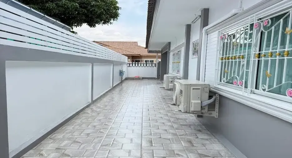For sale 4 bedrooms house in East Pattaya, Pattaya