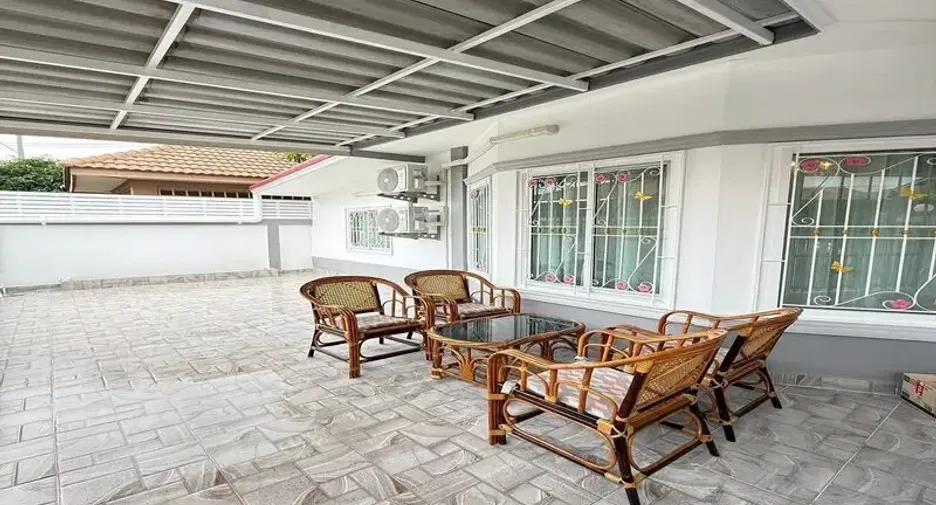 For sale 4 bedrooms house in East Pattaya, Pattaya