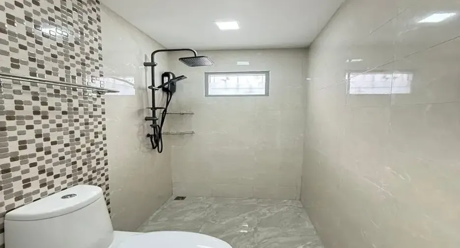 For sale 4 bedrooms house in East Pattaya, Pattaya