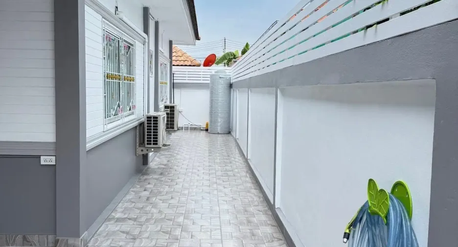 For sale 4 bedrooms house in East Pattaya, Pattaya