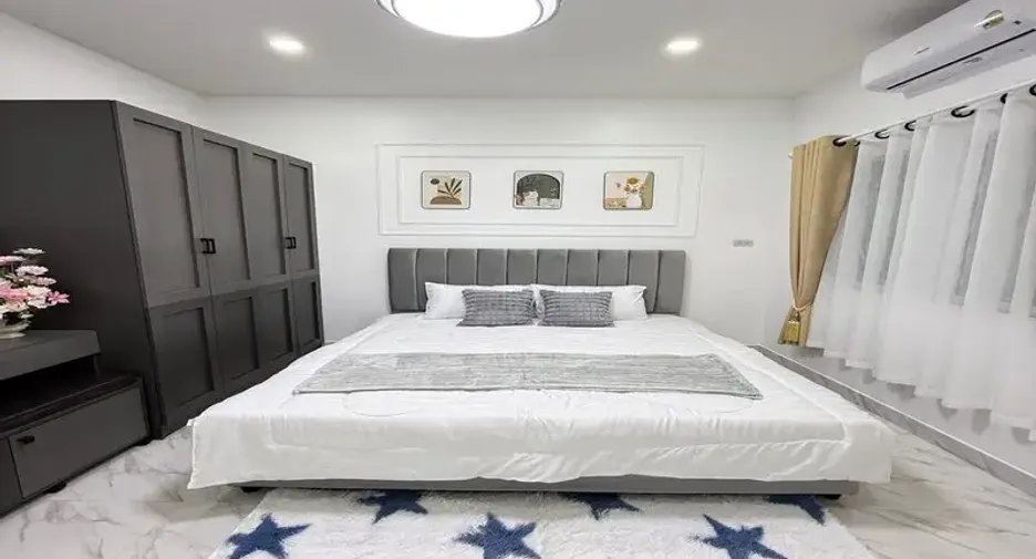 For sale 4 bedrooms house in East Pattaya, Pattaya
