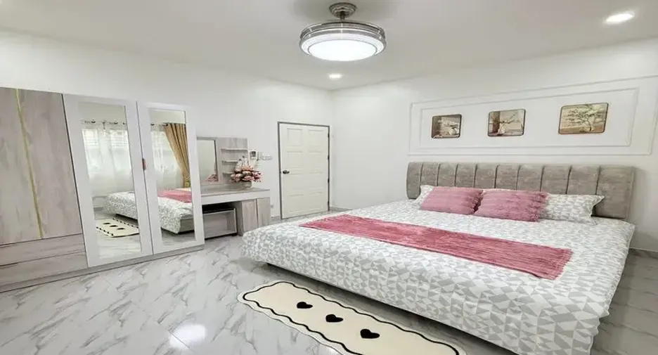 For sale 4 bedrooms house in East Pattaya, Pattaya