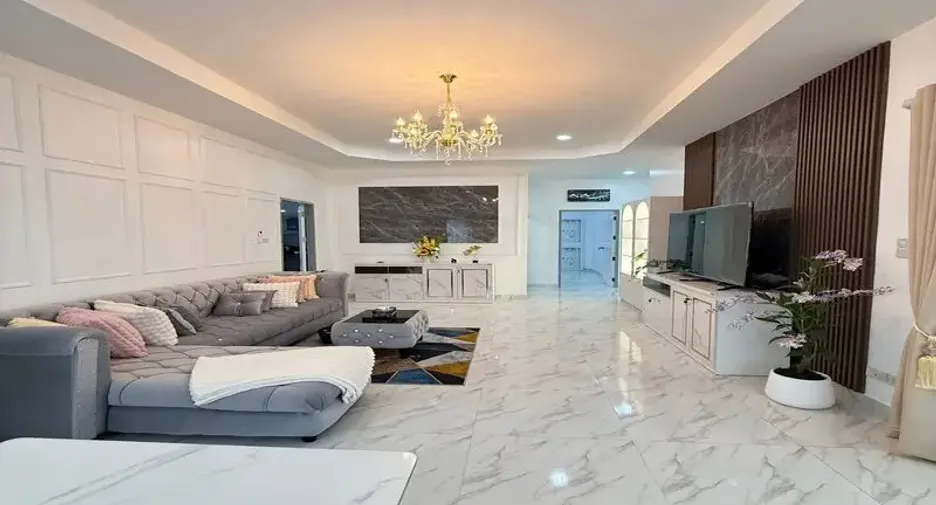 For sale 4 bedrooms house in East Pattaya, Pattaya