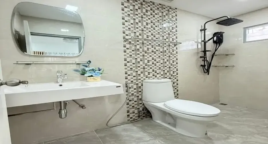 For sale 4 bedrooms house in East Pattaya, Pattaya