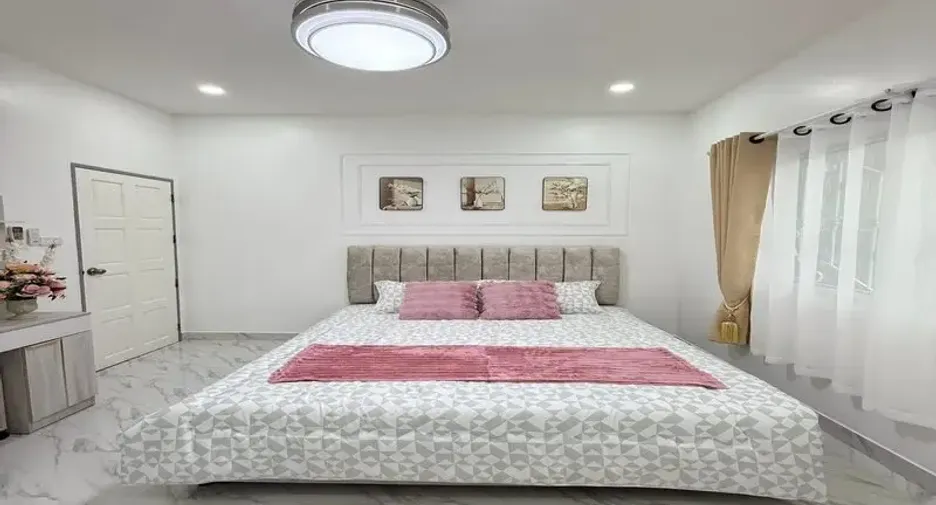 For sale 4 bedrooms house in East Pattaya, Pattaya