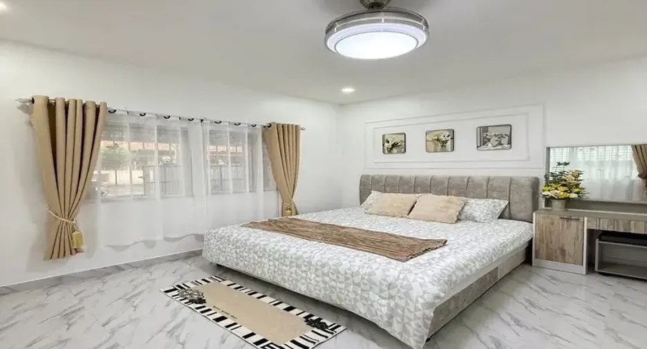 For sale 4 bedrooms house in East Pattaya, Pattaya