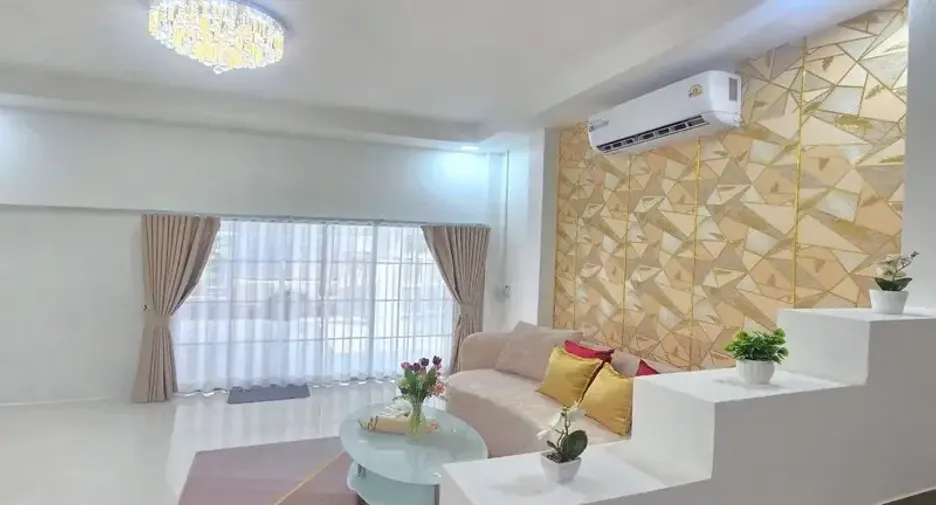 For sale 3 bedrooms townhouse in East Pattaya, Pattaya