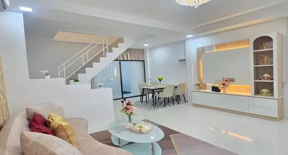 For sale 3 bedrooms townhouse in East Pattaya, Pattaya