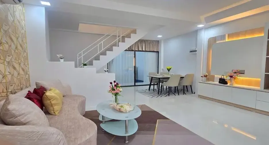 For sale 3 bedrooms townhouse in East Pattaya, Pattaya