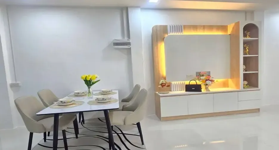 For sale 3 bedrooms townhouse in East Pattaya, Pattaya