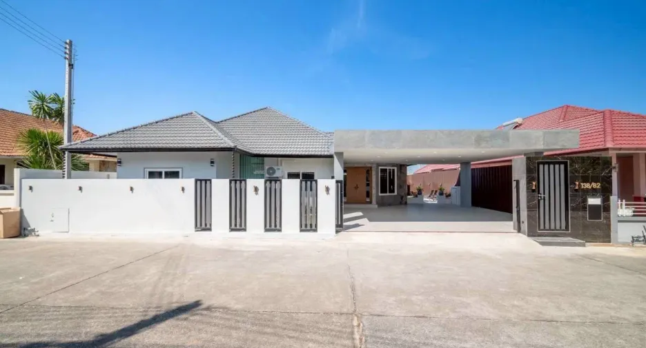 For sale 4 bedrooms villa in East Pattaya, Pattaya
