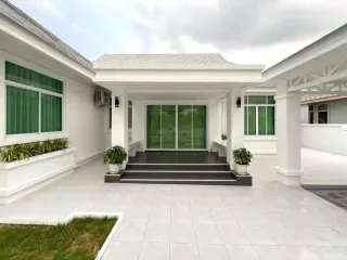 Haus zur Miete mit 3 Zimmer in Bang Lamung, Chonburi