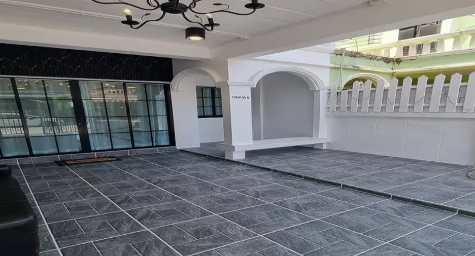 For sale 3 bedrooms townhouse in East Pattaya, Pattaya
