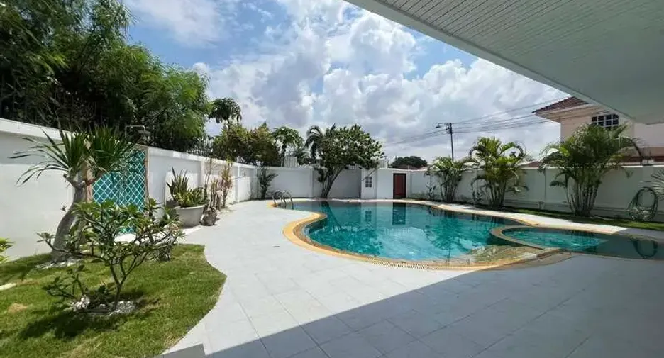 For sale 4 bedrooms house in Jomtien, Pattaya