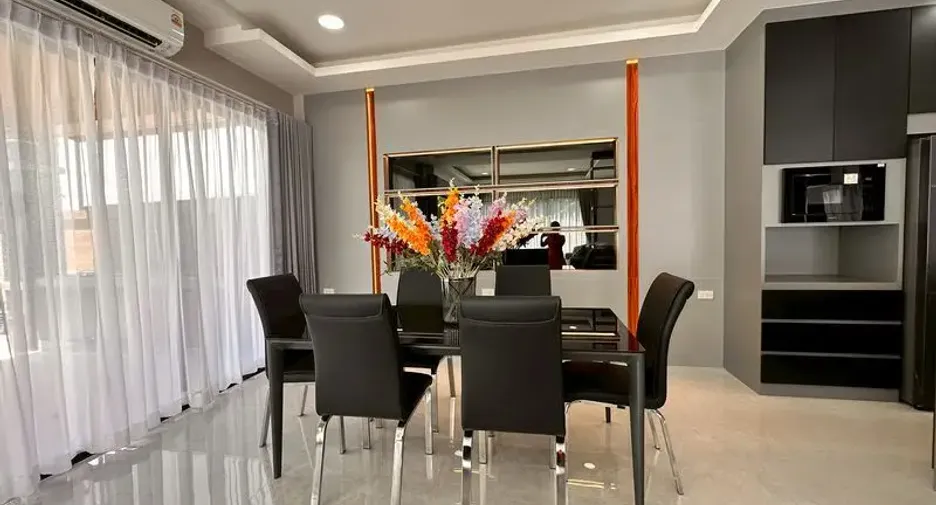 For sale 4 bedrooms villa in East Pattaya, Pattaya
