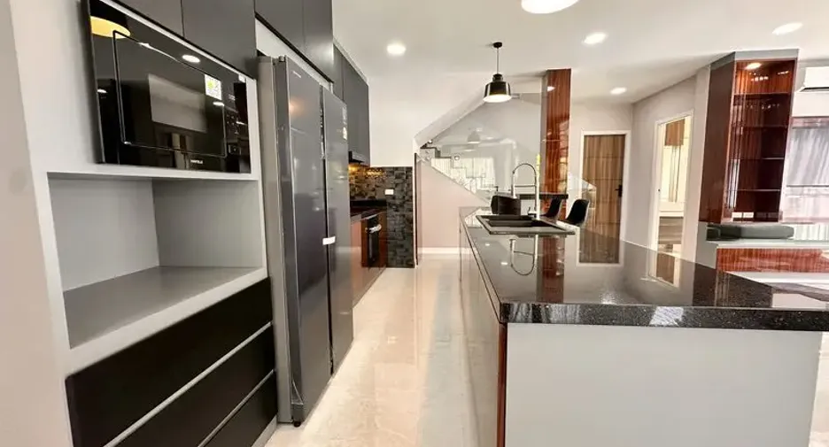 For sale 4 bedrooms villa in East Pattaya, Pattaya