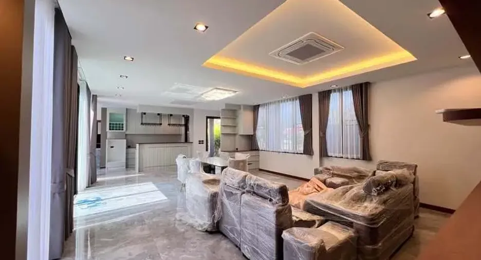 For rent 3 bedrooms villa in Huay Yai, Pattaya