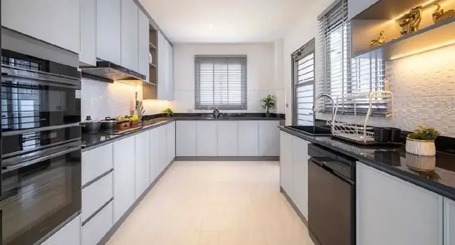For sale 4 bedrooms house in East Pattaya, Pattaya