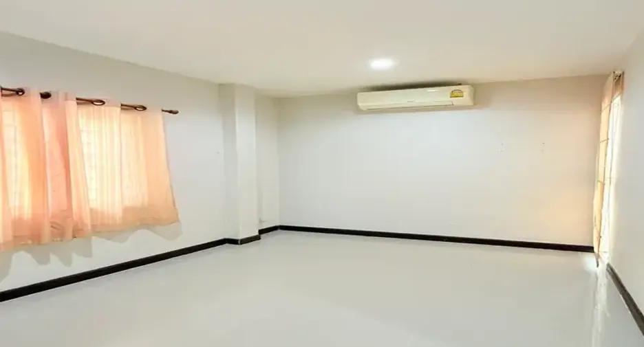 For sale 3 bedrooms townhouse in East Pattaya, Pattaya
