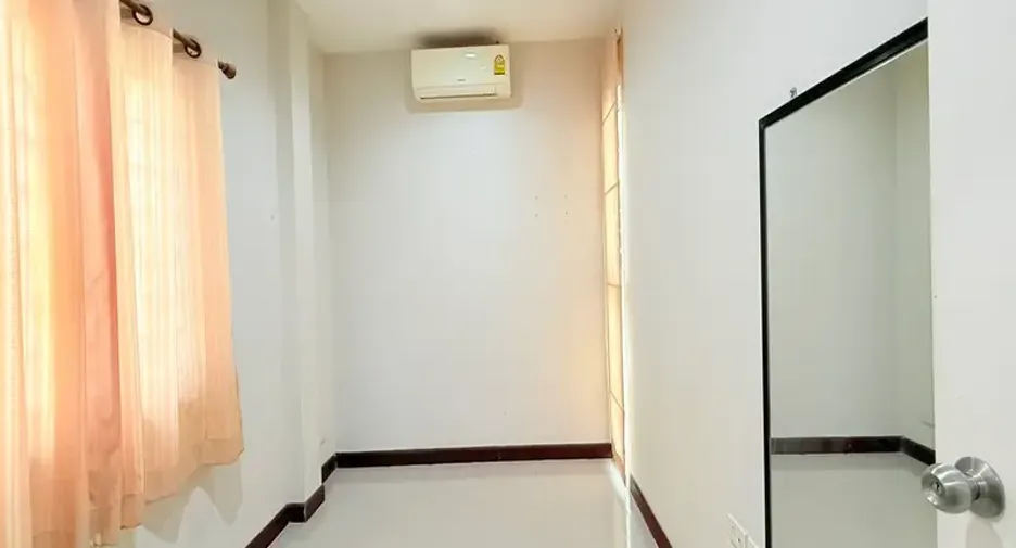For sale 3 bedrooms townhouse in East Pattaya, Pattaya