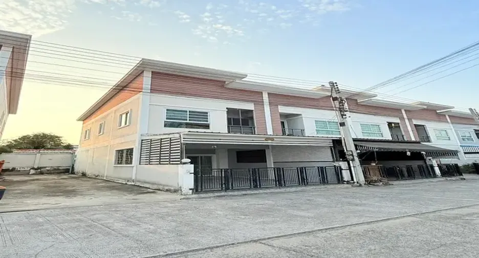For sale 3 bedrooms townhouse in East Pattaya, Pattaya
