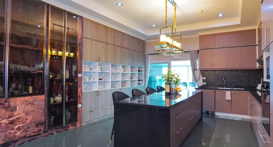 For sale 5 bedrooms villa in East Pattaya, Pattaya