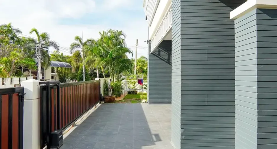 For sale 5 bedrooms villa in East Pattaya, Pattaya