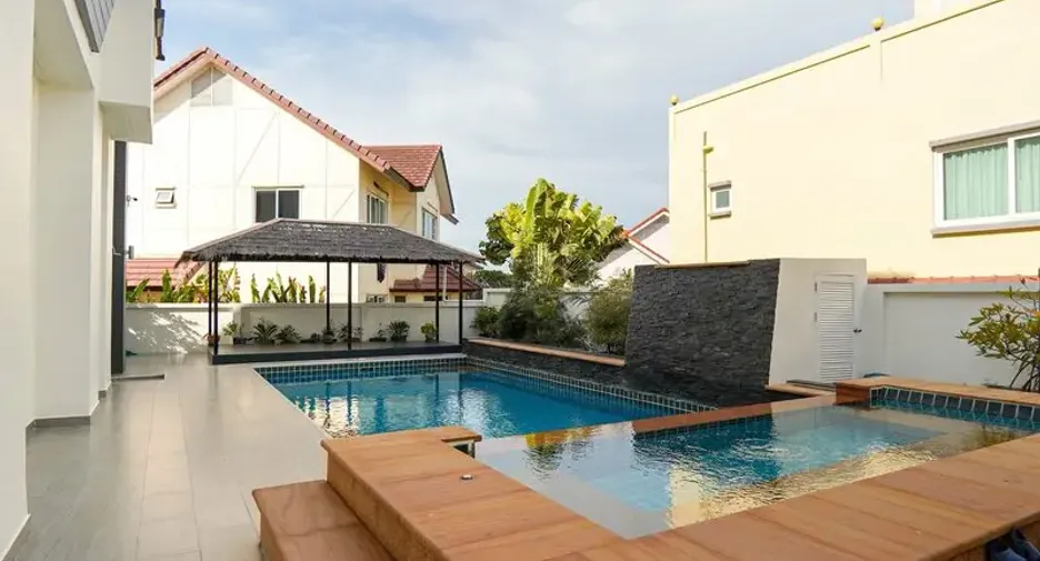 For sale 5 bedrooms villa in East Pattaya, Pattaya